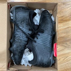 Men’s black puma cleats
